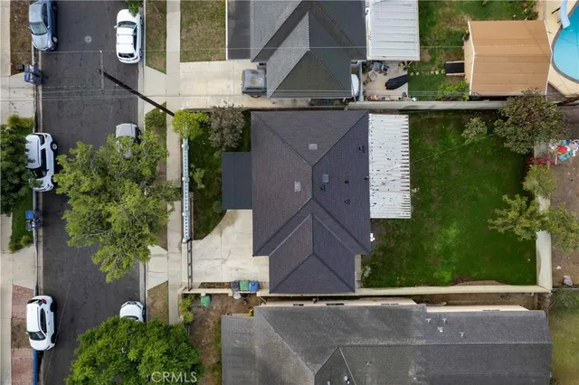 a view of a house with backyard and porch