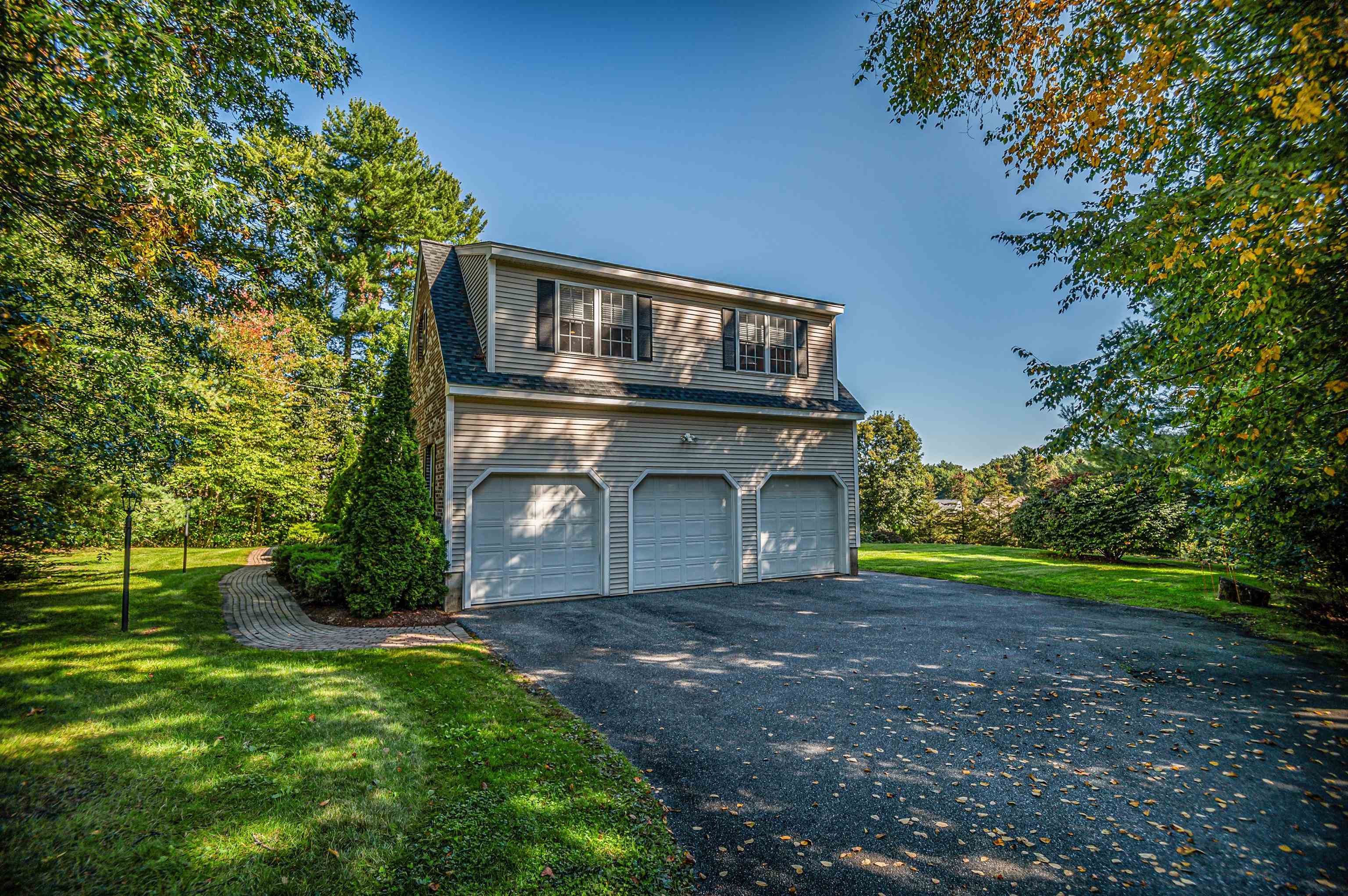752 Mammoth Road Pelham, NH 03076 - Photo 3 of 40