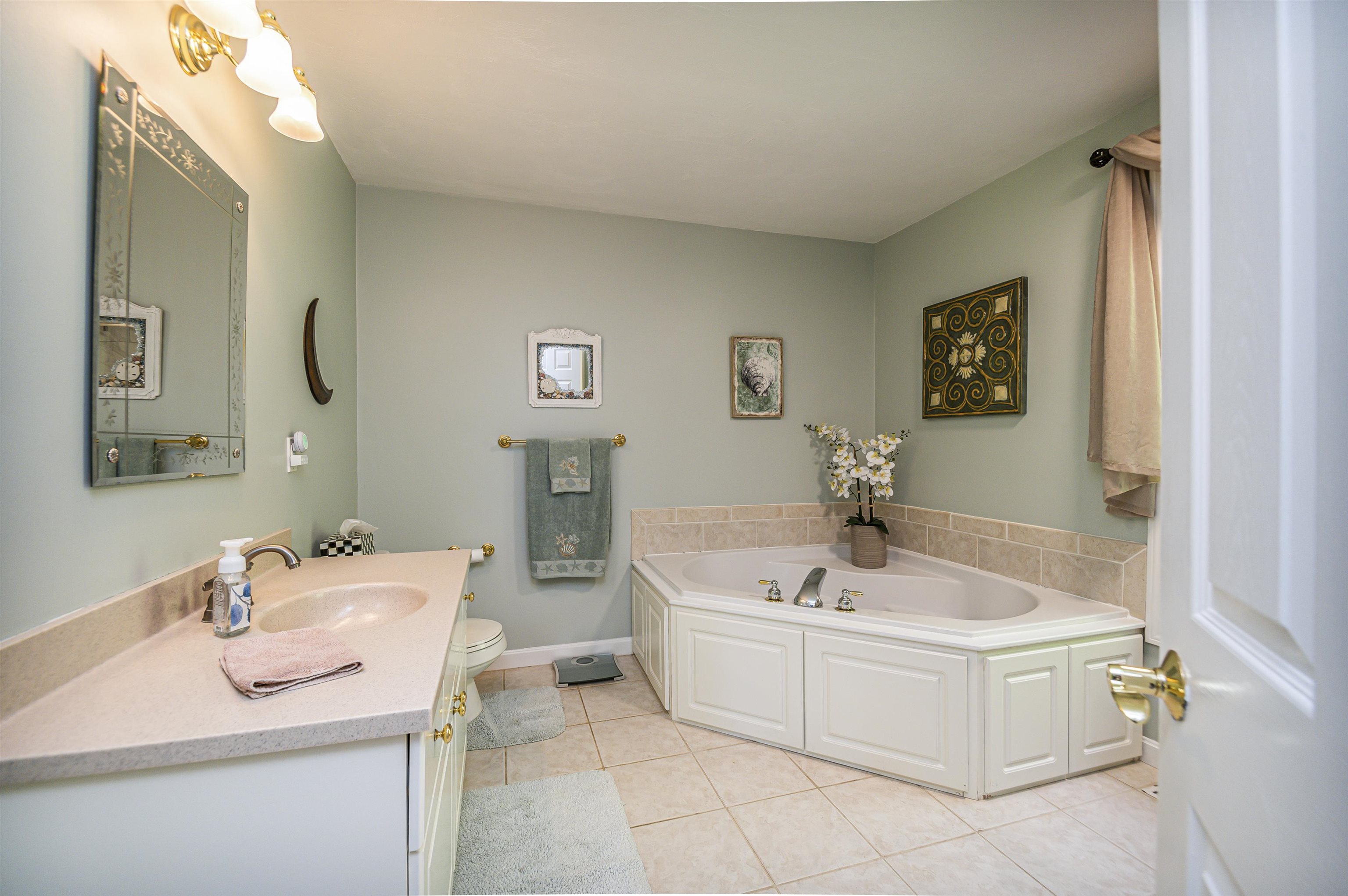 752 Mammoth Road Pelham, NH 03076 - Photo 22 of 40