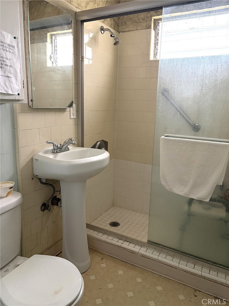 3457 Greenfield Avenue Los Angeles, CA 90034 - Photo 11 of 17 Bathroom #1