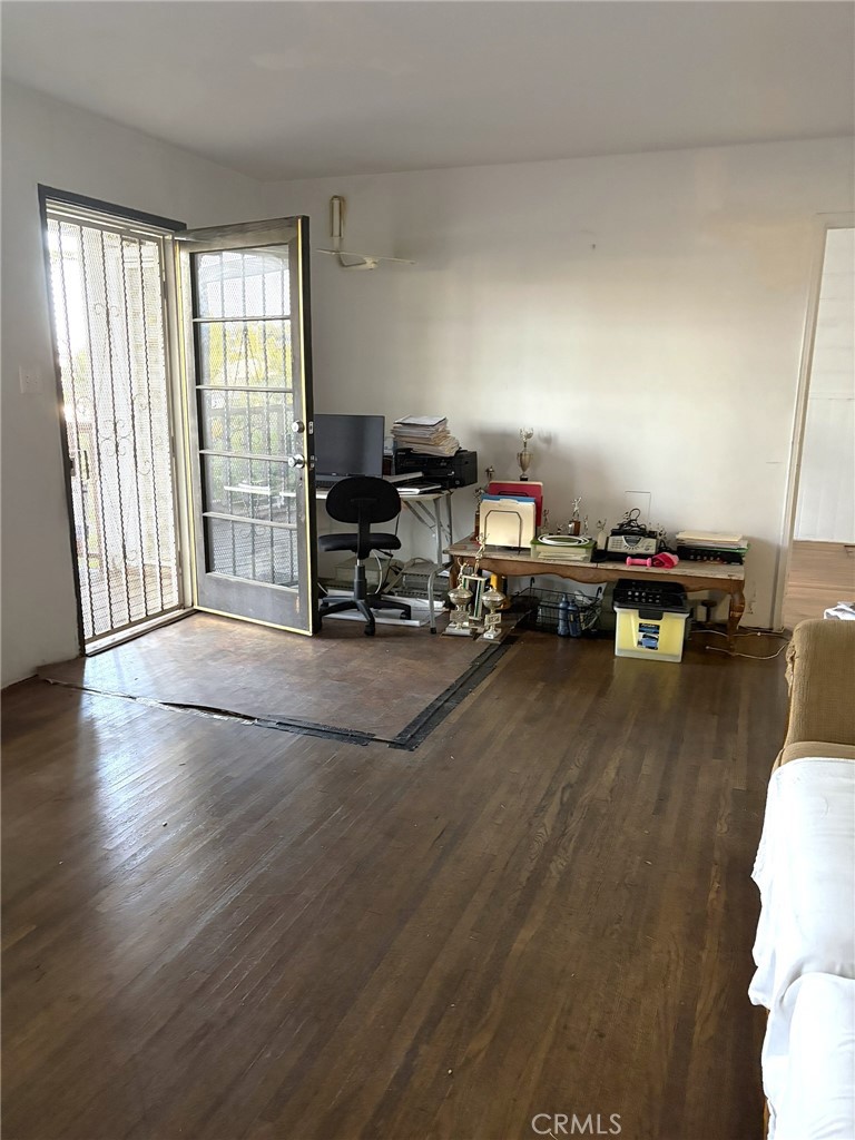 3457 Greenfield Avenue Los Angeles, CA 90034 - Photo 3 of 17 Front Door Entrance to Living Room