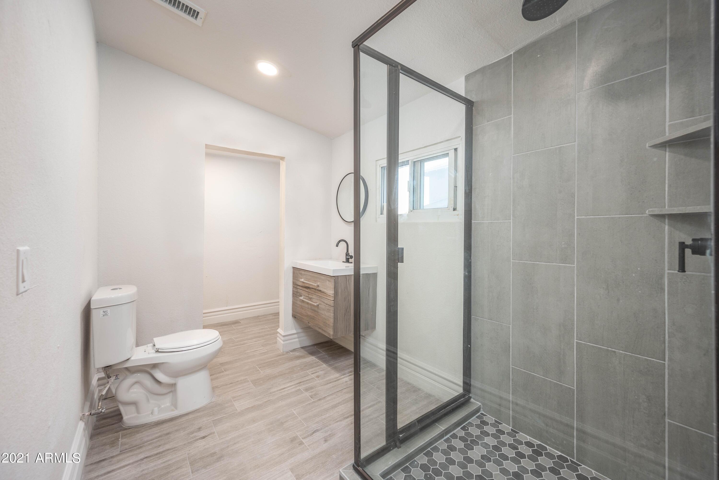 805 South 1st Avenue Phoenix, AZ 85003 - Photo 11 of 23 Second Bathroom