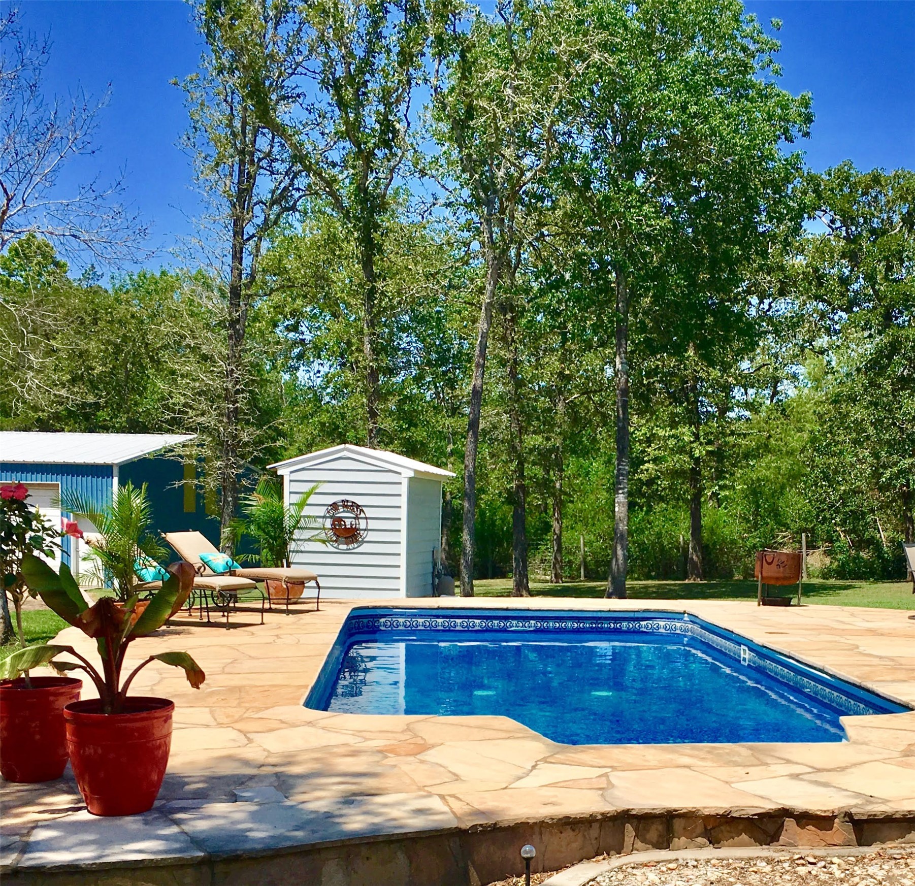 2042 Willow Springs Road Fayetteville, TX 78940 - Photo 35 of 42 a view of a swimming pool with chairs