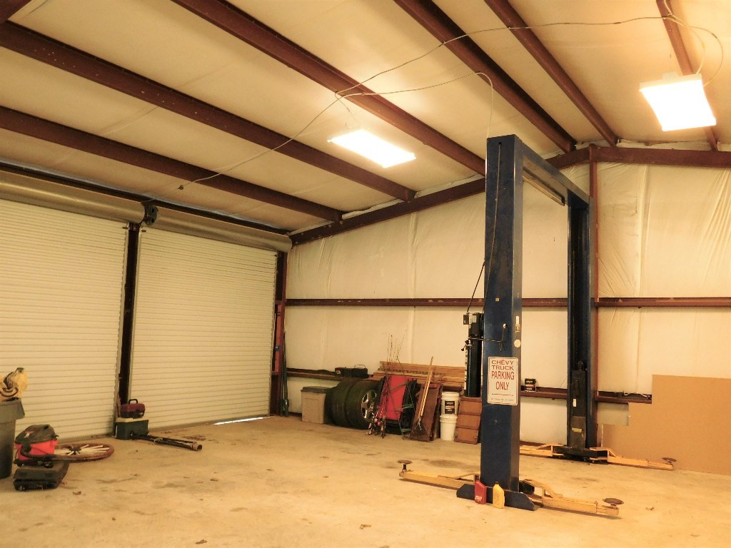 2042 Willow Springs Road Fayetteville, TX 78940 - Photo 38 of 42 a view of the empty room