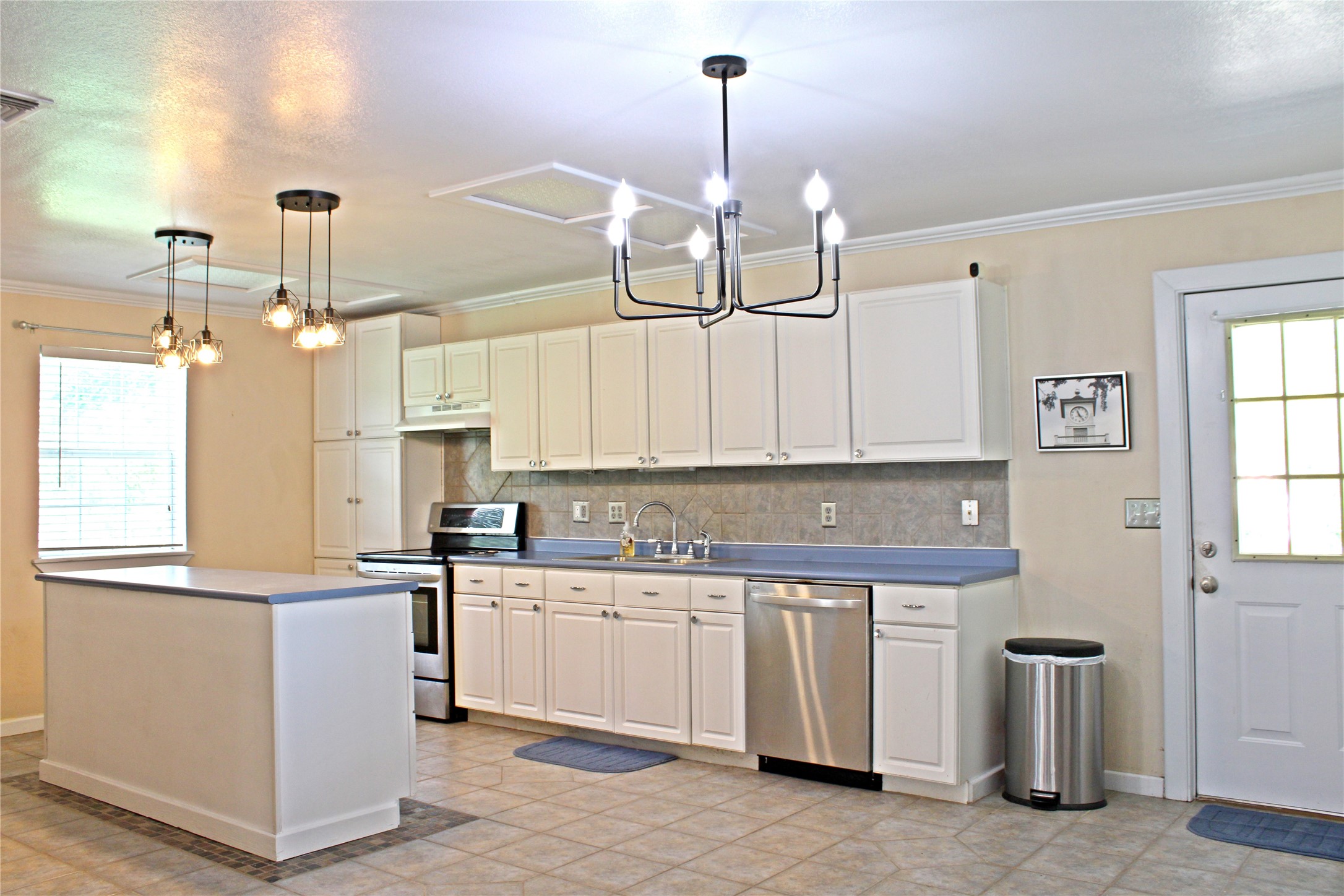 2042 Willow Springs Road Fayetteville, TX 78940 - Photo 10 of 42 a kitchen with a sink window and cabinets