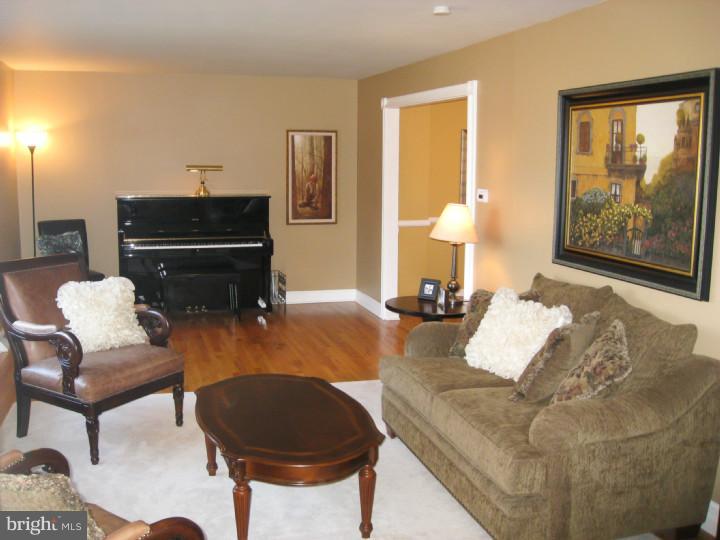 525 Faraday Road Hockessin, DE 19707 - Photo 2 of 24 Living Room