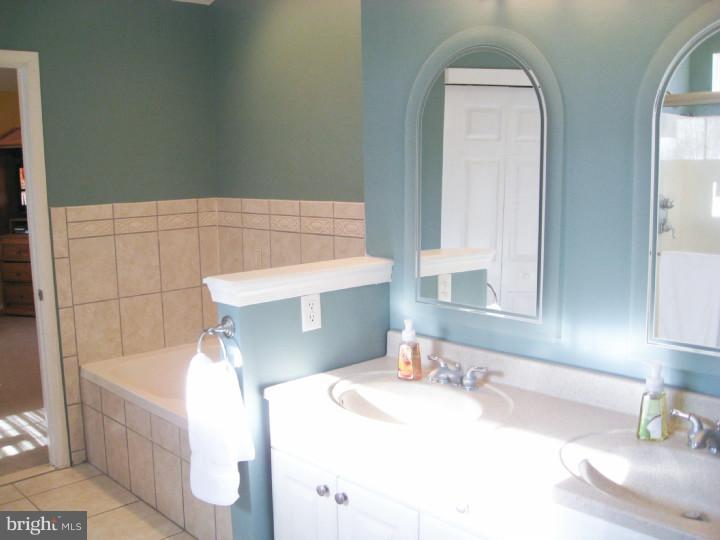 525 Faraday Road Hockessin, DE 19707 - Photo 13 of 24 Master Bathroom