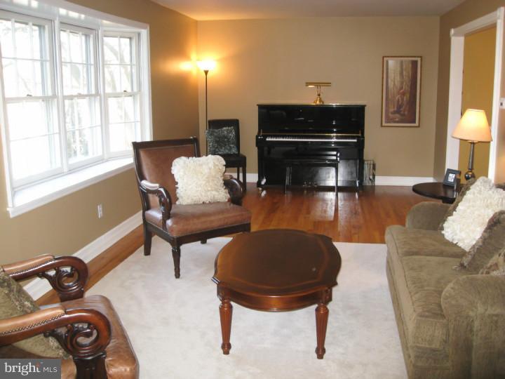 525 Faraday Road Hockessin, DE 19707 - Photo 3 of 24 Living Room