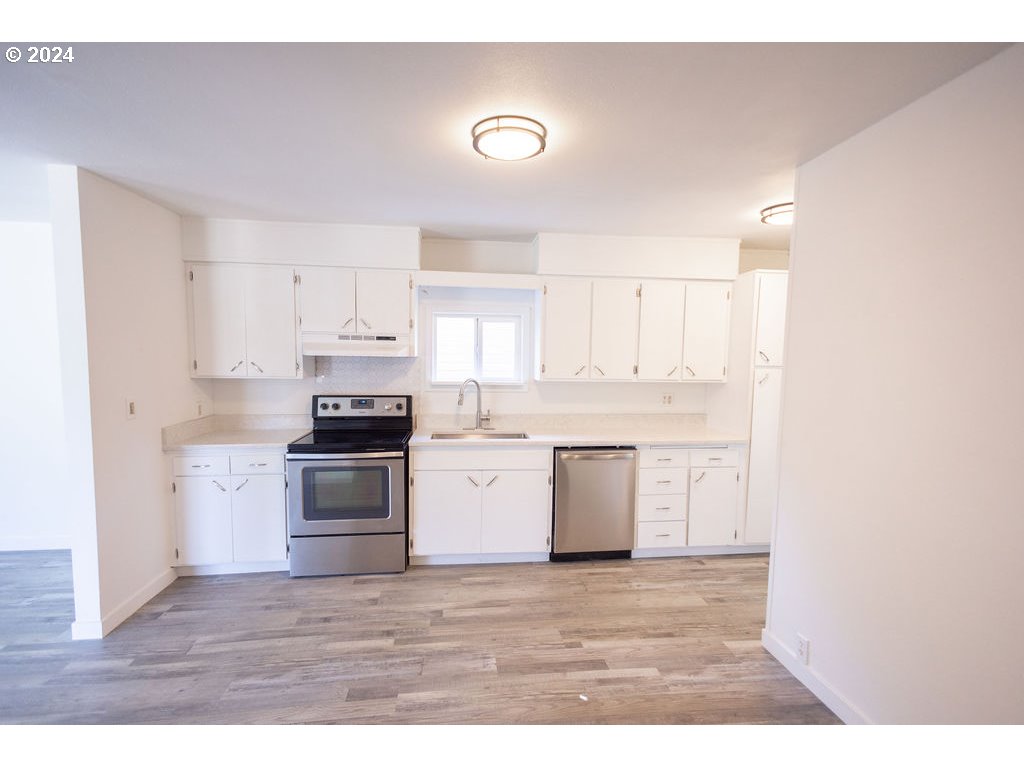 440 Wilkie Street Eugene, OR 97402 - Photo 14 of 38 a kitchen with a stove a sink and a refrigerator