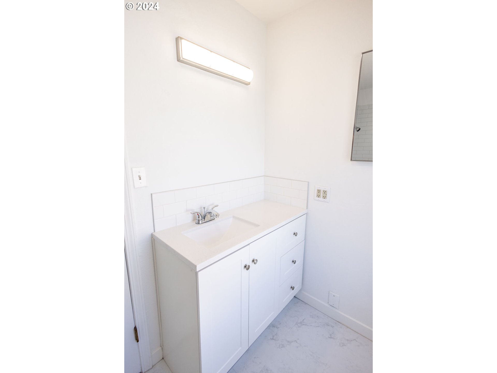 440 Wilkie Street Eugene, OR 97402 - Photo 17 of 38 a utility room with a sink
