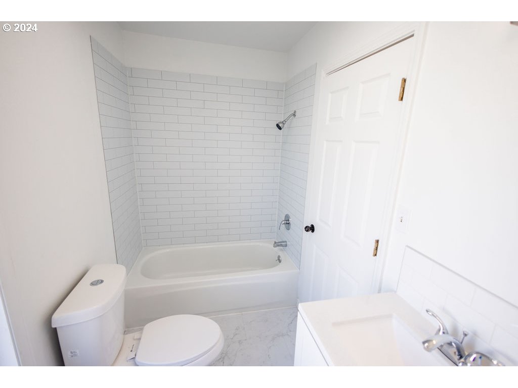 440 Wilkie Street Eugene, OR 97402 - Photo 18 of 38 a bathroom with a bathtub and a shower