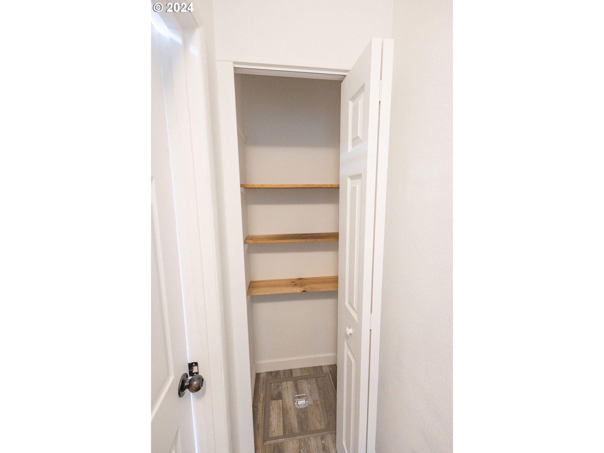 440 Wilkie Street Eugene, OR 97402 - Photo 23 of 38 a close view of a room with a door
