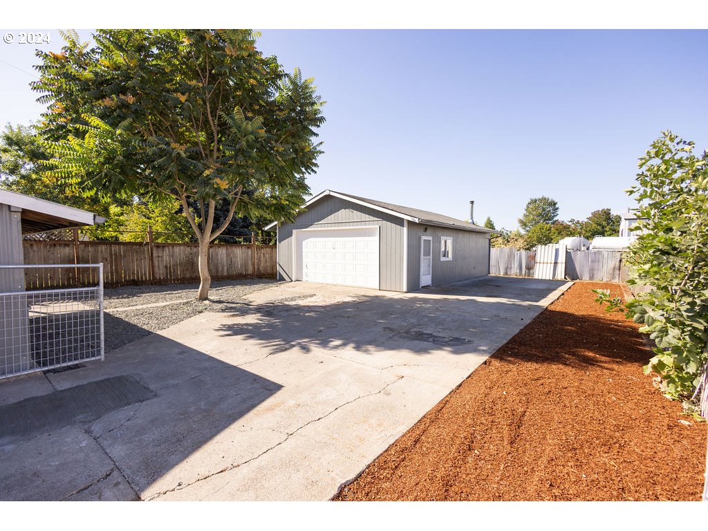 440 Wilkie Street Eugene, OR 97402 - Photo 30 of 38 a view of backyard of the house
