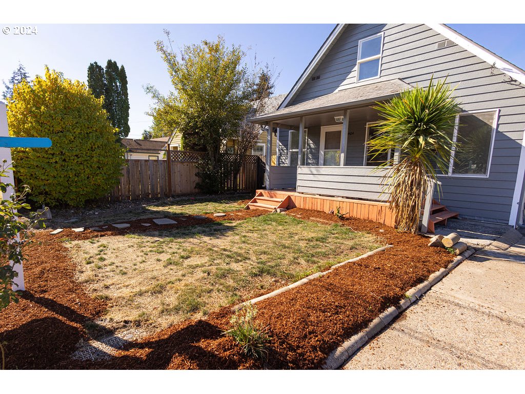 440 Wilkie Street Eugene, OR 97402 - Photo 3 of 38 a view of a backyard of the house
