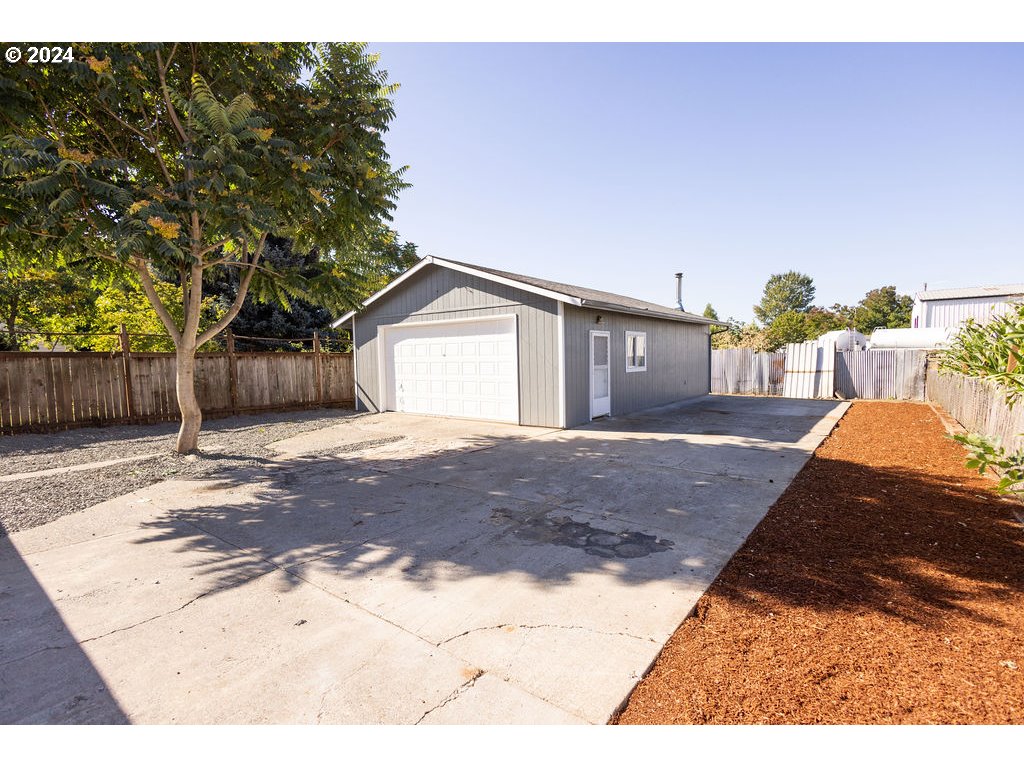 440 Wilkie Street Eugene, OR 97402 - Photo 31 of 38 a view of a house with a yard