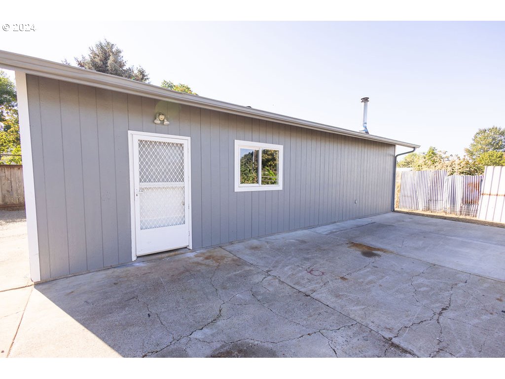 440 Wilkie Street Eugene, OR 97402 - Photo 32 of 38 a view of an empty room with a window