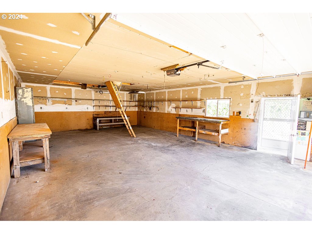 440 Wilkie Street Eugene, OR 97402 - Photo 33 of 38 a view of a chairs and table in a backyard