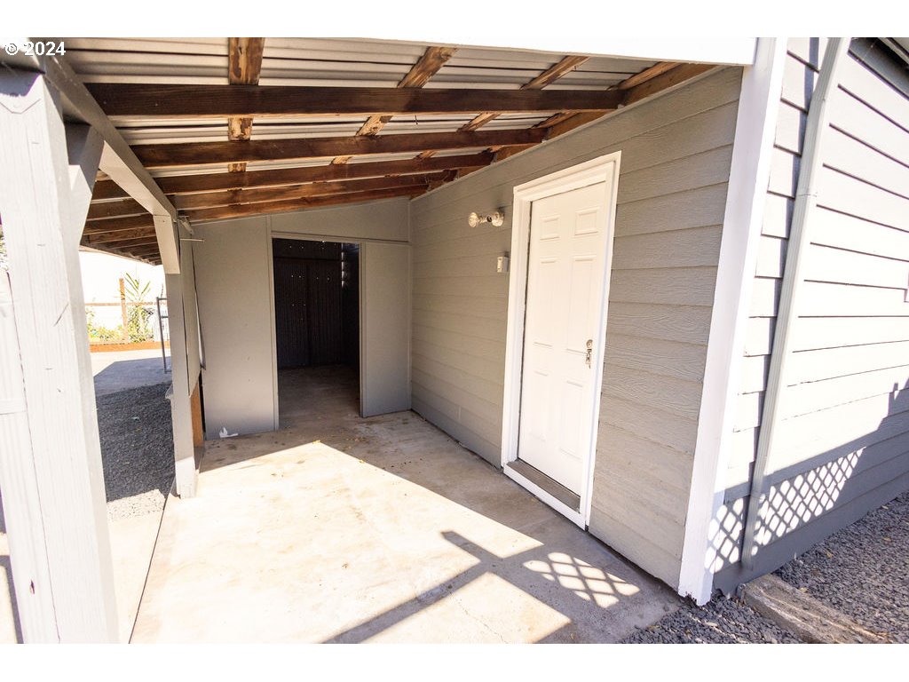 440 Wilkie Street Eugene, OR 97402 - Photo 37 of 38 a view of an entryway