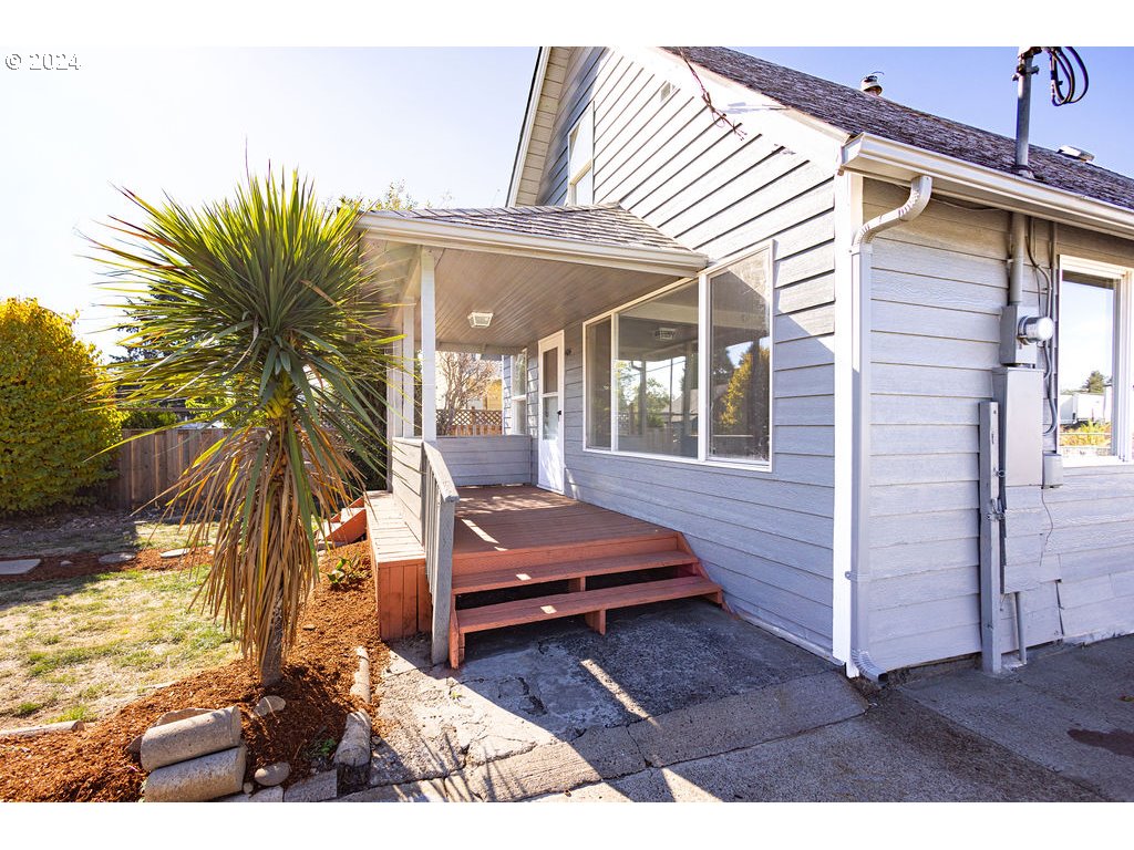 440 Wilkie Street Eugene, OR 97402 - Photo 6 of 38 a view of a lounge chairs in front of a house
