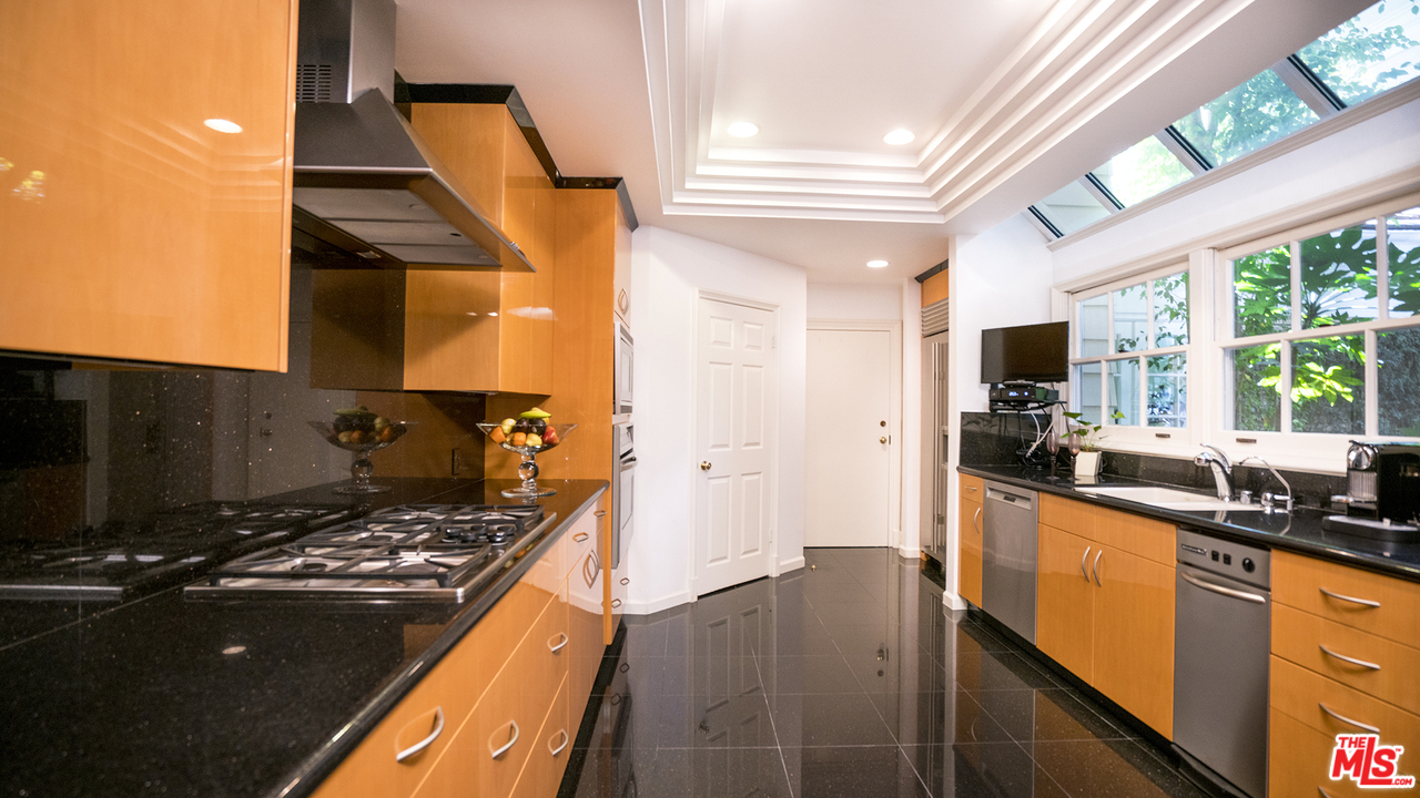 2204 Canyonback Road Los Angeles, CA 90049 - Photo 11 of 38