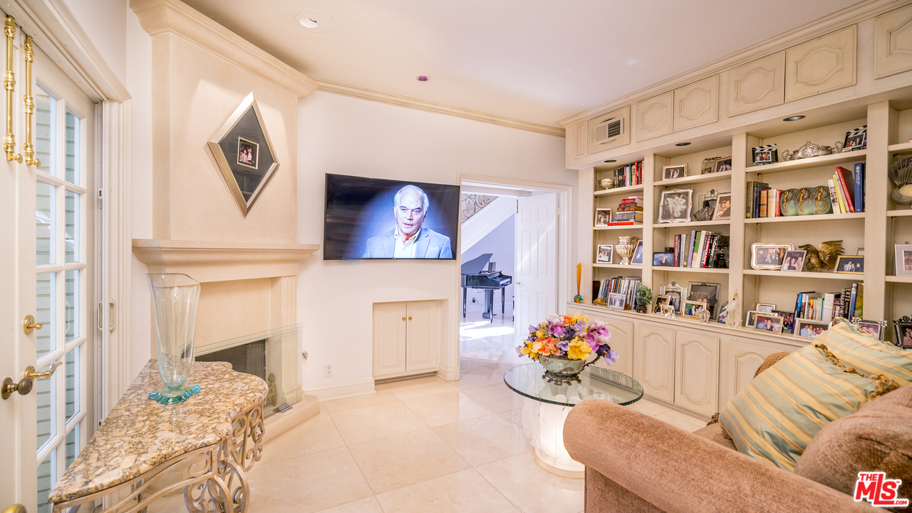 2204 Canyonback Road Los Angeles, CA 90049 - Photo 12 of 38