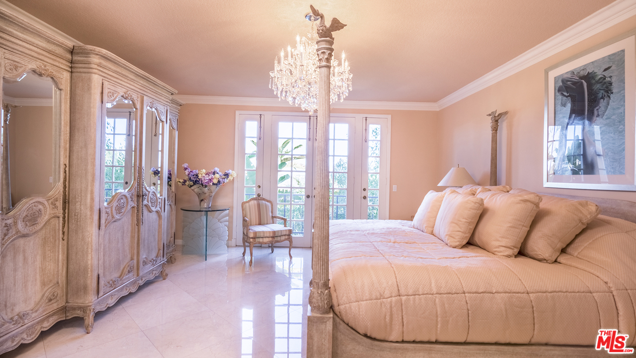 2204 Canyonback Road Los Angeles, CA 90049 - Photo 13 of 38