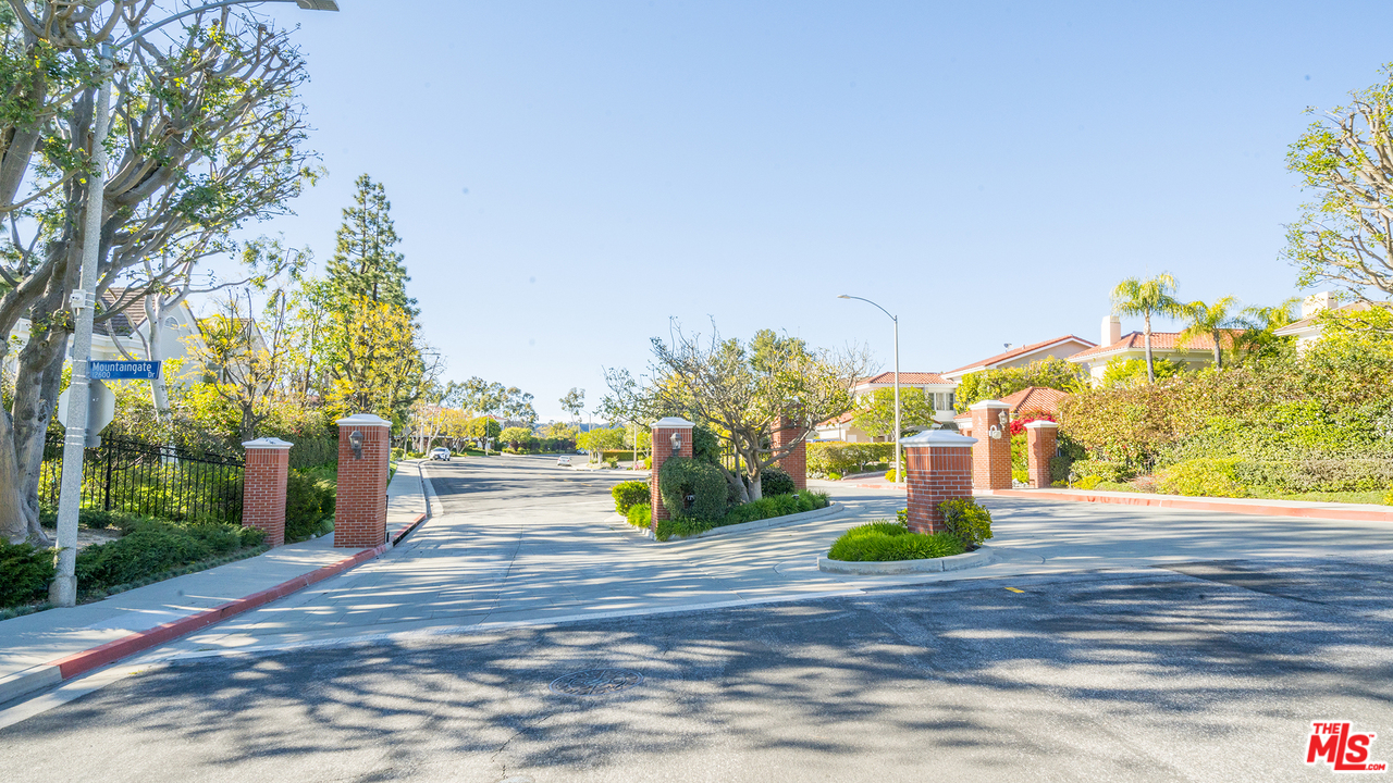 2204 Canyonback Road Los Angeles, CA 90049 - Photo 23 of 38