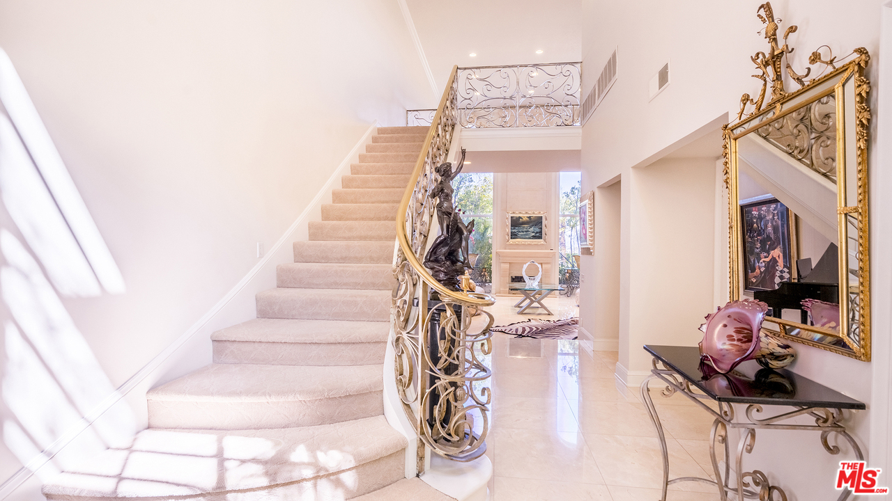 2204 Canyonback Road Los Angeles, CA 90049 - Photo 4 of 38
