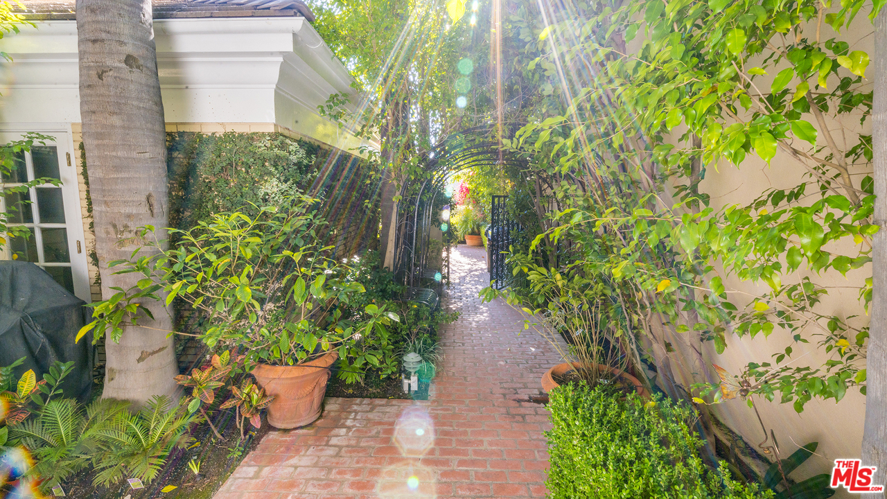 2204 Canyonback Road Los Angeles, CA 90049 - Photo 35 of 38