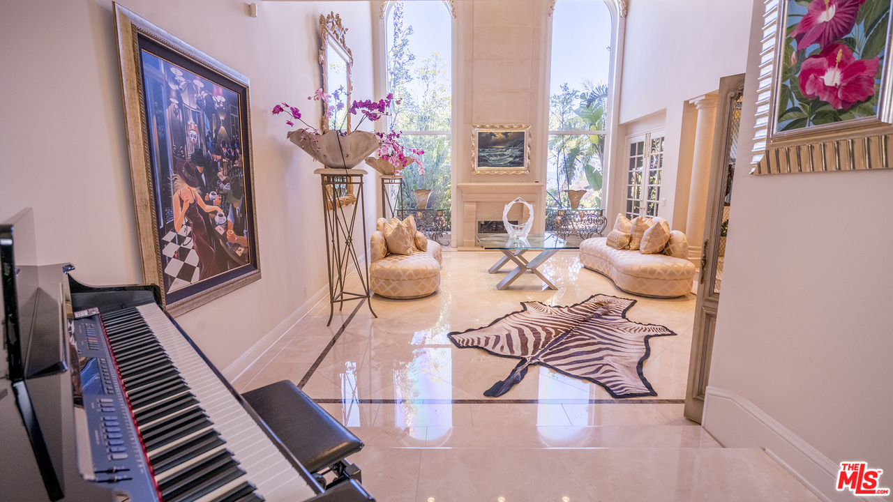 2204 Canyonback Road Los Angeles, CA 90049 - Photo 5 of 38