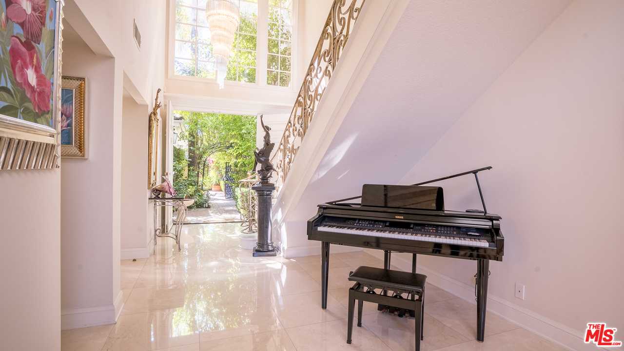 2204 Canyonback Road Los Angeles, CA 90049 - Photo 9 of 38