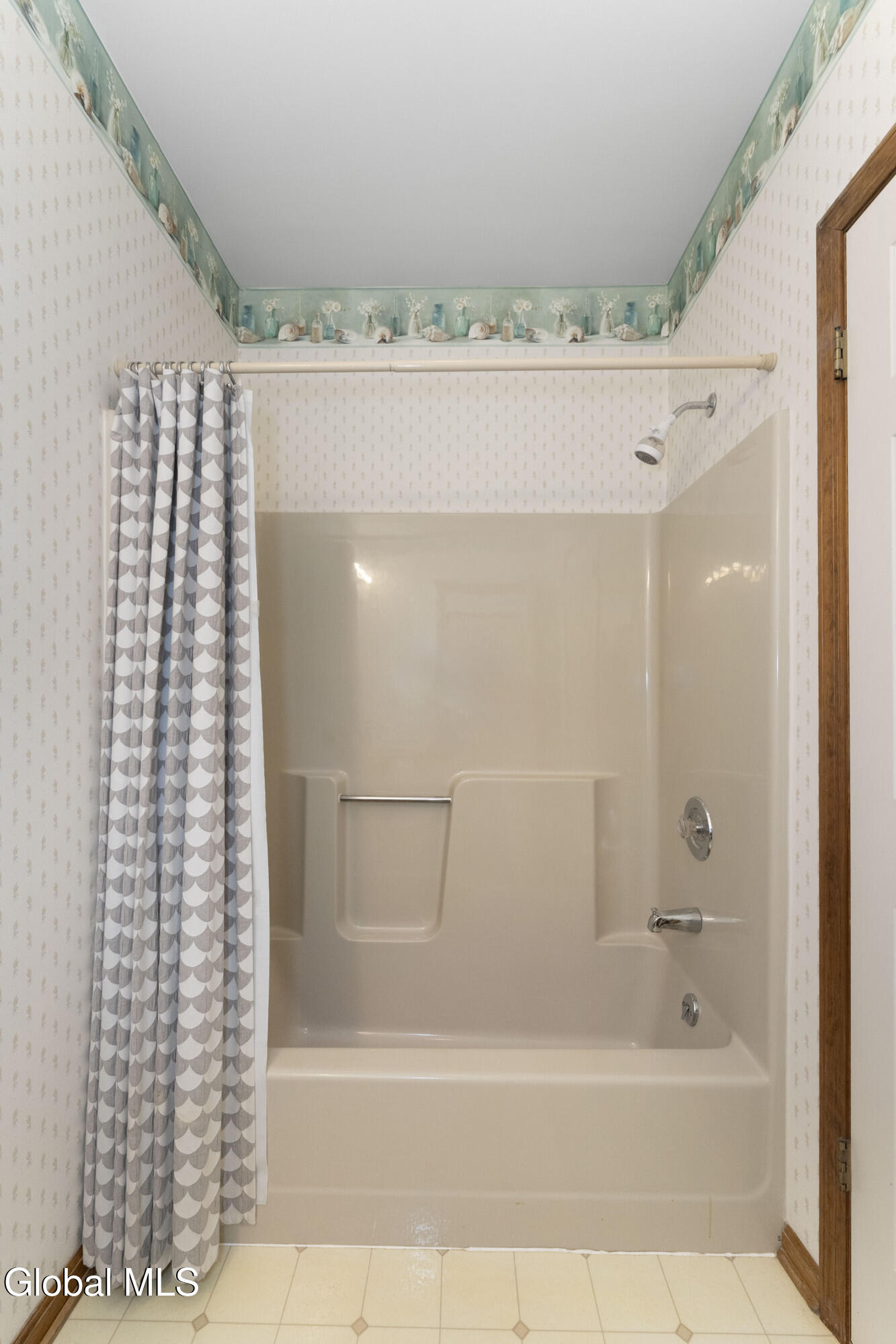 1976 Curry Road, Unit A102 Rotterdam, NY 12303 - Photo 19 of 23 Bathroom Tub & Shower