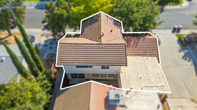 a view of a house with backyard