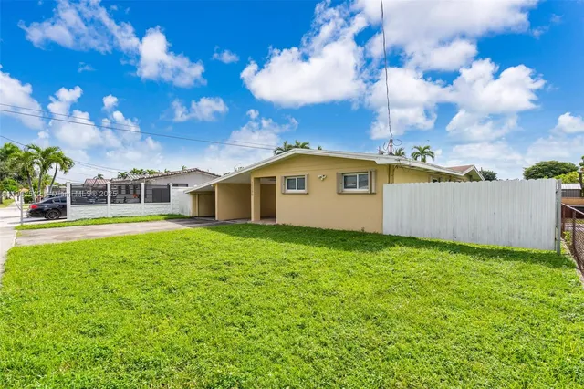 a view of a house with backyard and garden