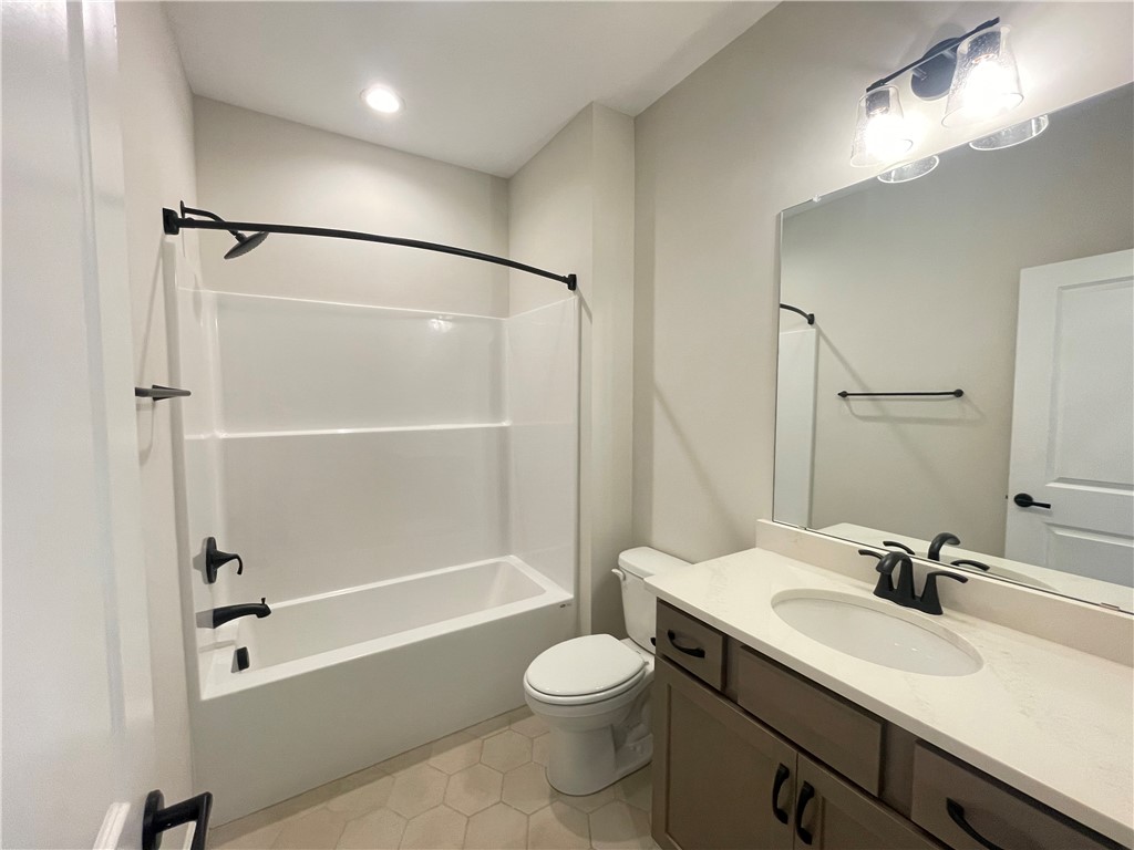 109 Sunrise Court, Unit SUN0005 Anderson, SC 29625 - Photo 24 of 37 Bath 3 (1st Floor)