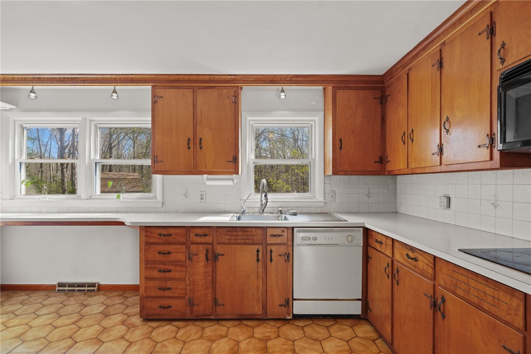 2124 Harkney Hill Road Coventry, RI 02816 - Photo 11 of 49