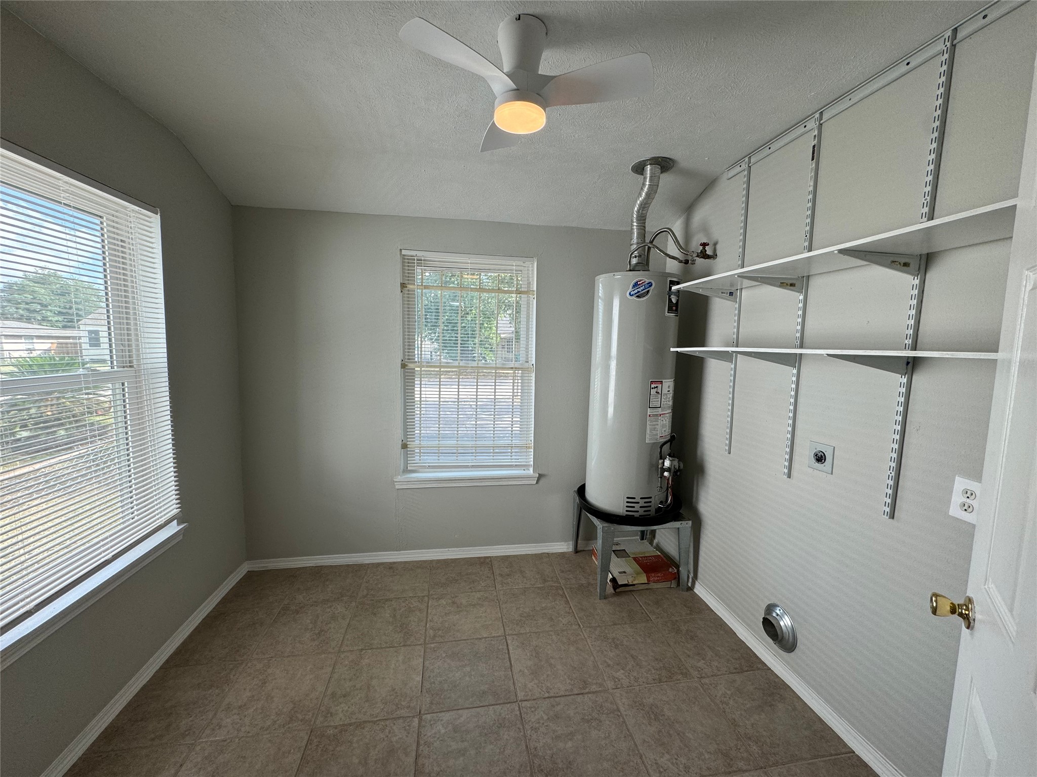 125 Pomeroy Street Pasadena, TX 77506 - Photo 15 of 19 a room with window and gym equipment