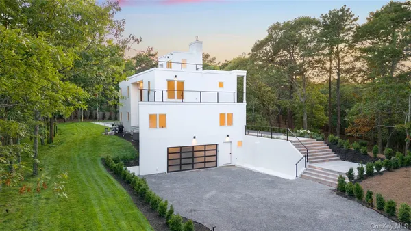 $3,100,000 | 5 Bark Court, Wainscott, NY 11937