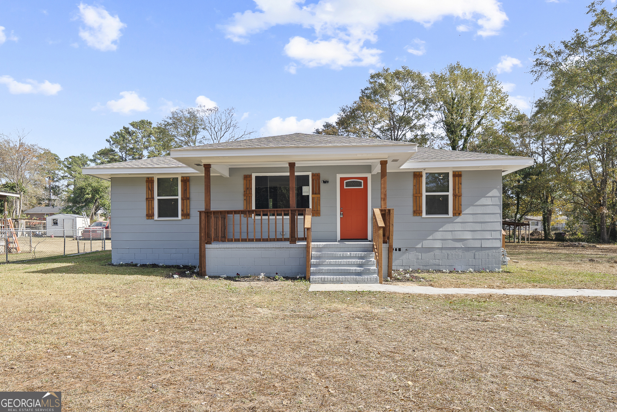 a view of a house with a yard