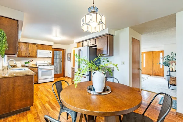 $219,900 | 40 Carlsam Circle East, Irondequoit, NY 14609