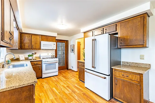 $219,900 | 40 Carlsam Circle East, Irondequoit, NY 14609