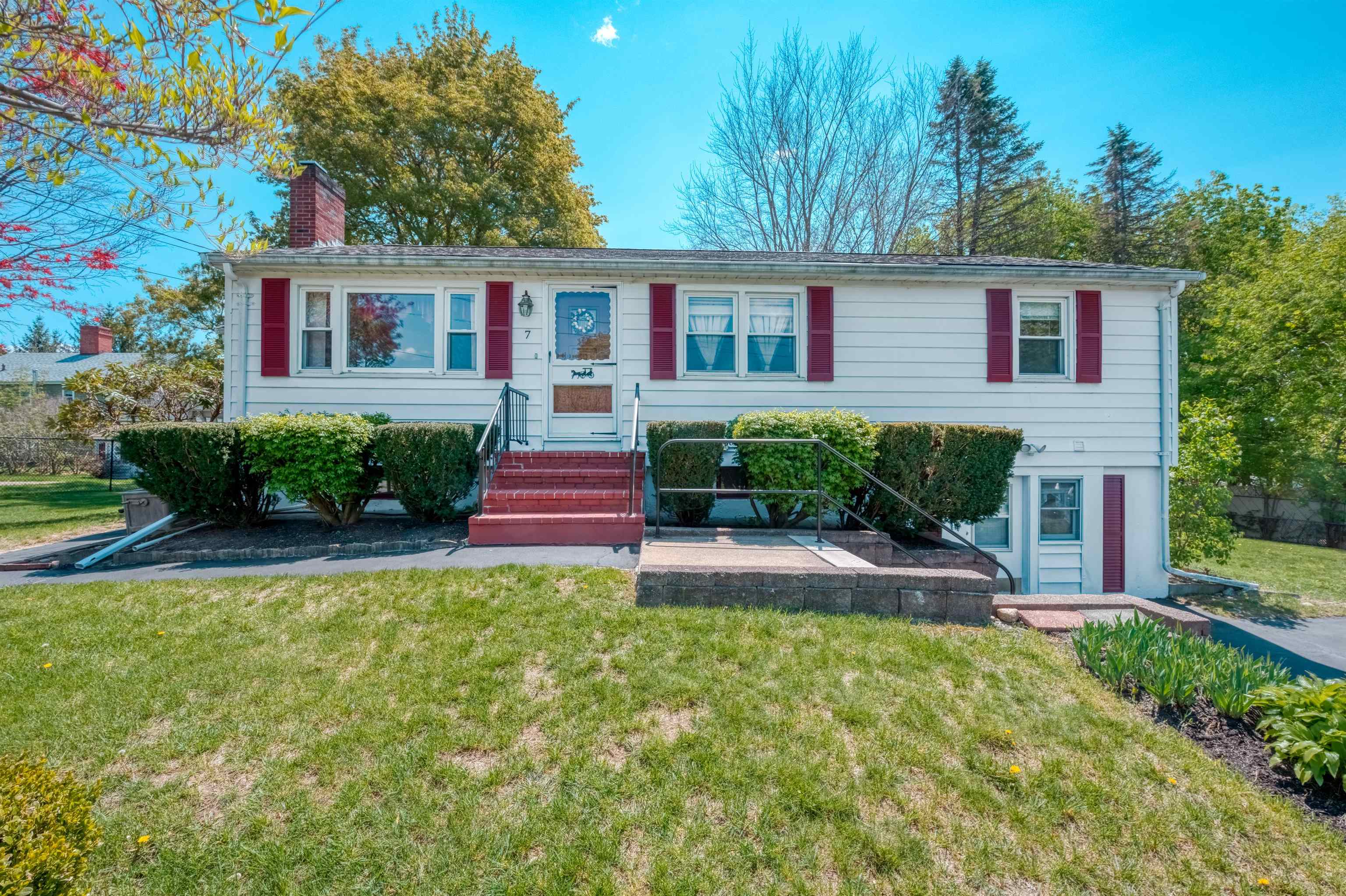 7 Birch Road Salem, NH 03079 - Photo 2 of 38 Gallery Image 2