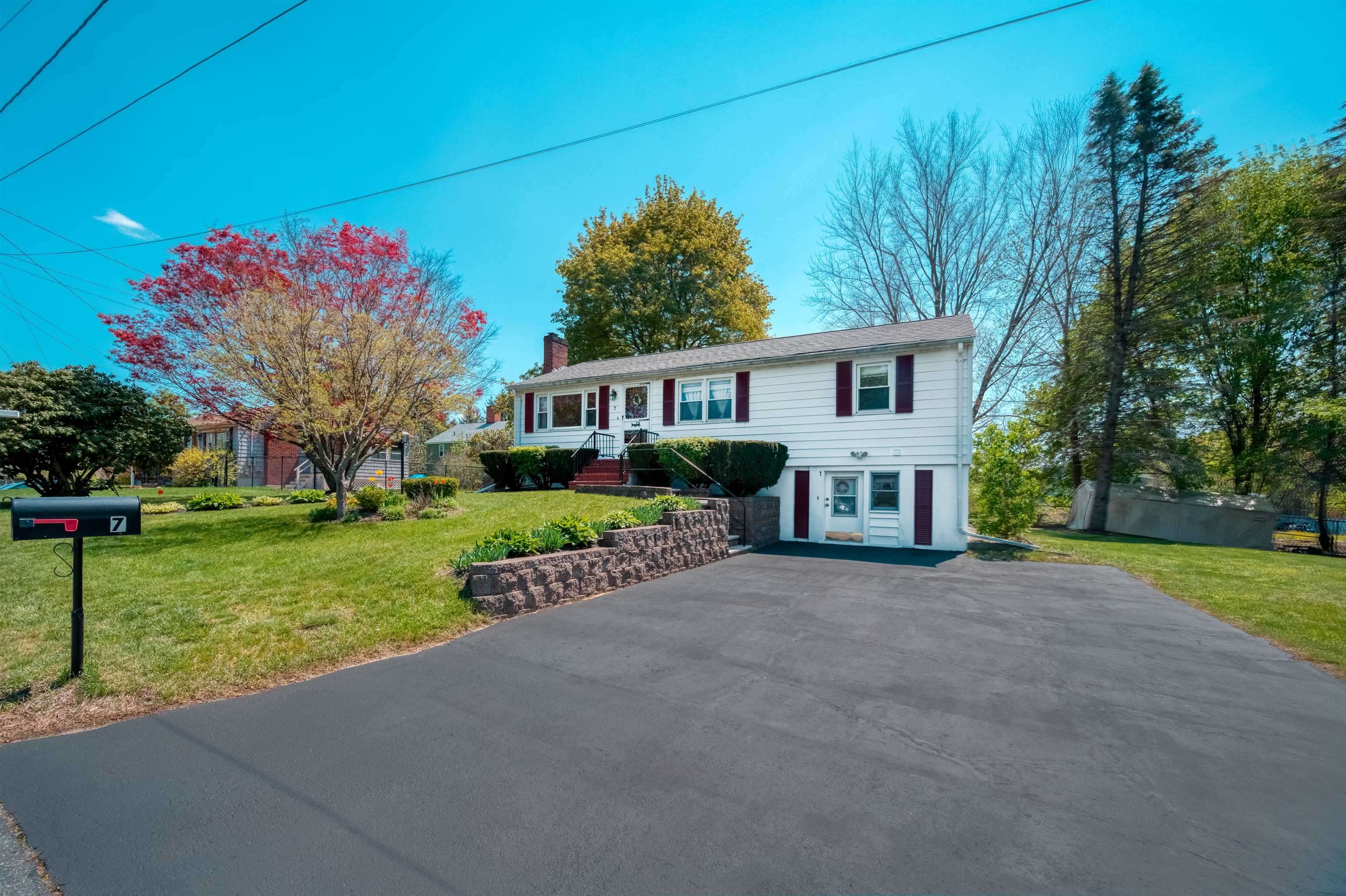 7 Birch Road Salem, NH 03079 - Photo 3 of 38 Gallery Image 3