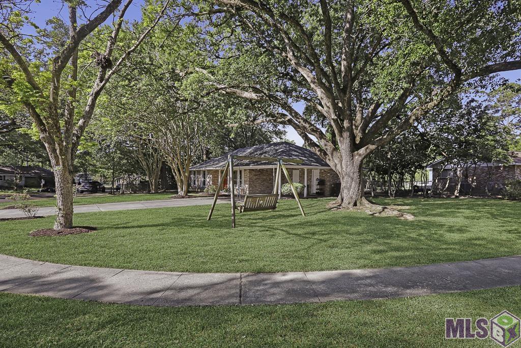 725 Rothmer Drive Baton Rouge, LA 70808 - Photo 2 of 28 Side View of Front Yard