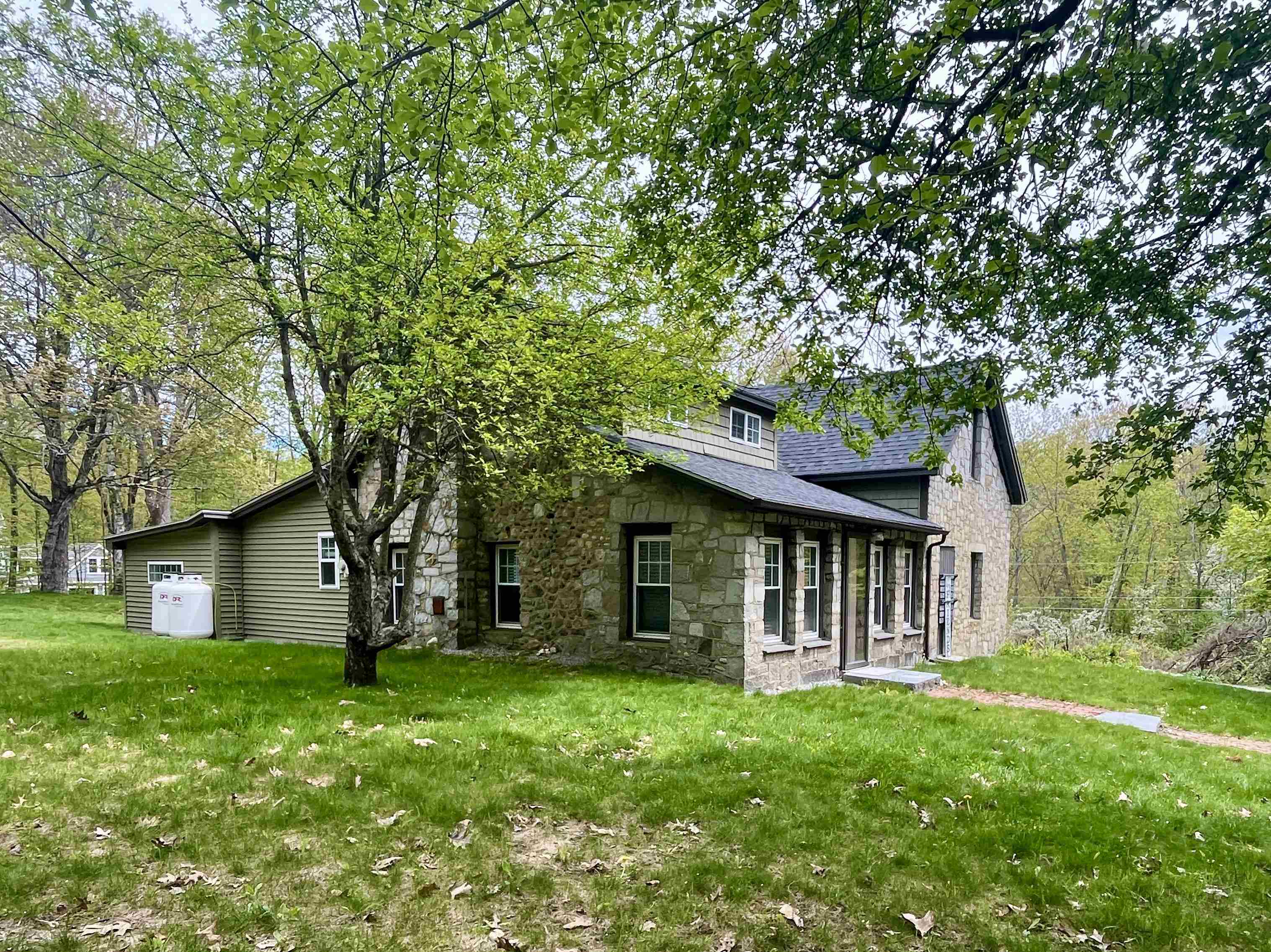 109 Ministerial Road Bedford, NH 03110 - Photo 4 of 49