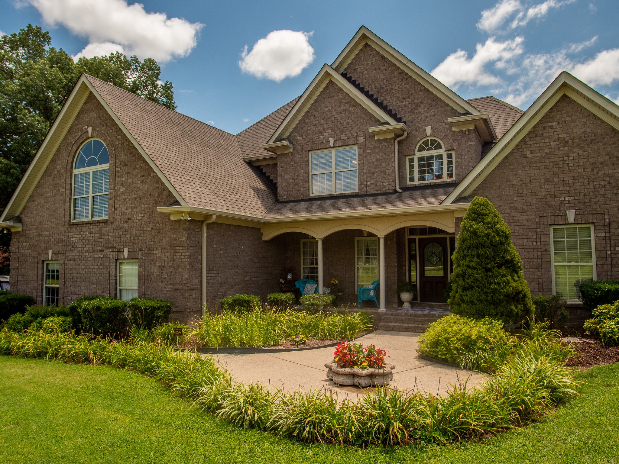 4205 Franklin Road Lebanon, TN 37090 - Photo 2 of 39 a front view of a house with garden