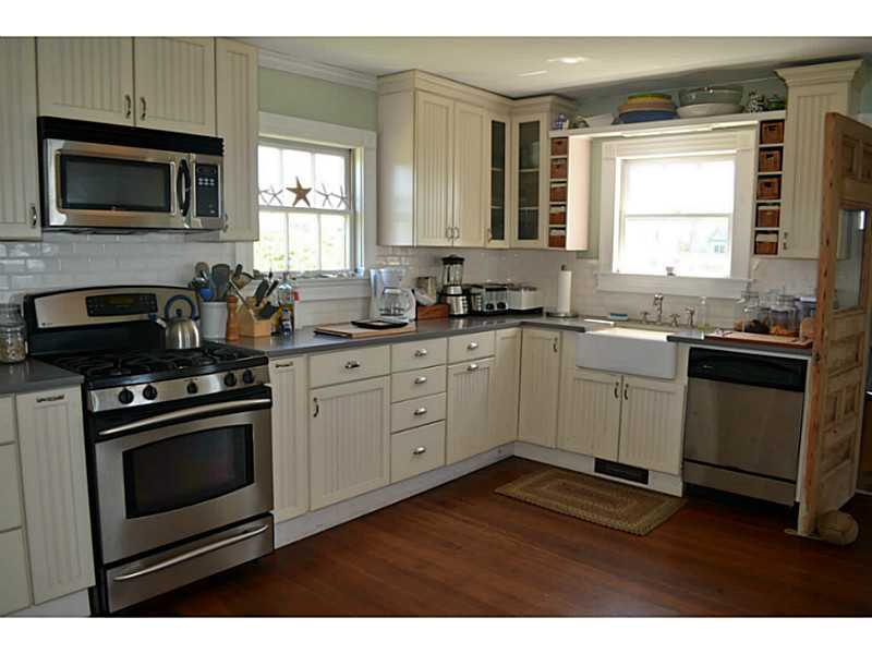 904 Cooneymus Road Block Island, RI 02807 - Photo 5 of 10 Kitchen.