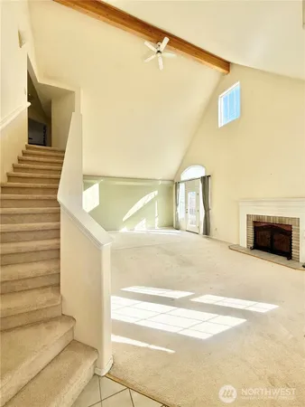 a view of a big room with closet and windows