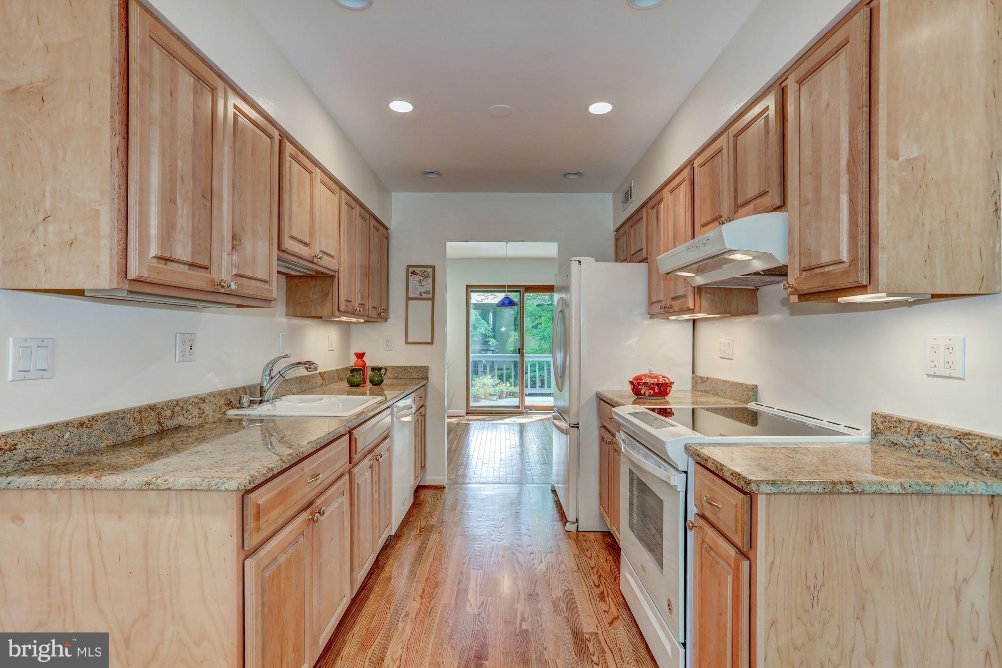 2031 Sarazen Place Reston, VA 20191 - Photo 8 of 30 Kitchen