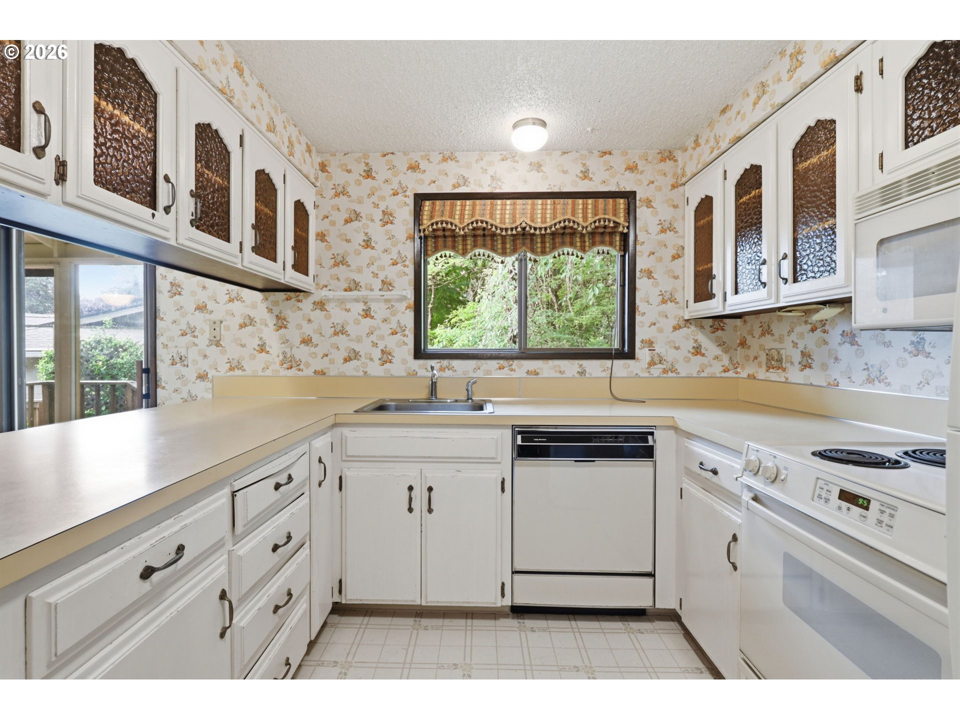 17515 Southwest Cheyenne Way Tualatin, OR 97062 - Photo 15 of 46 Kitchen